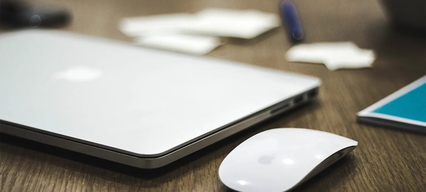 Картинки макбука на столе. Закрытый ноутбук на столе. ноутбук apple на столе. apple macbook на столе. ноутбук лежит на столе.