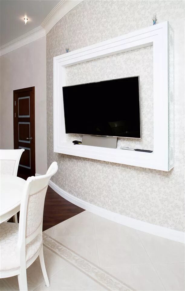 Телевизор в 6 0 5. Телевизор в белом багете. Декоративное обрамление телевизора на стене. Рамка для телевизора на стену из гипсокартона. Рамка вокруг телевизора.