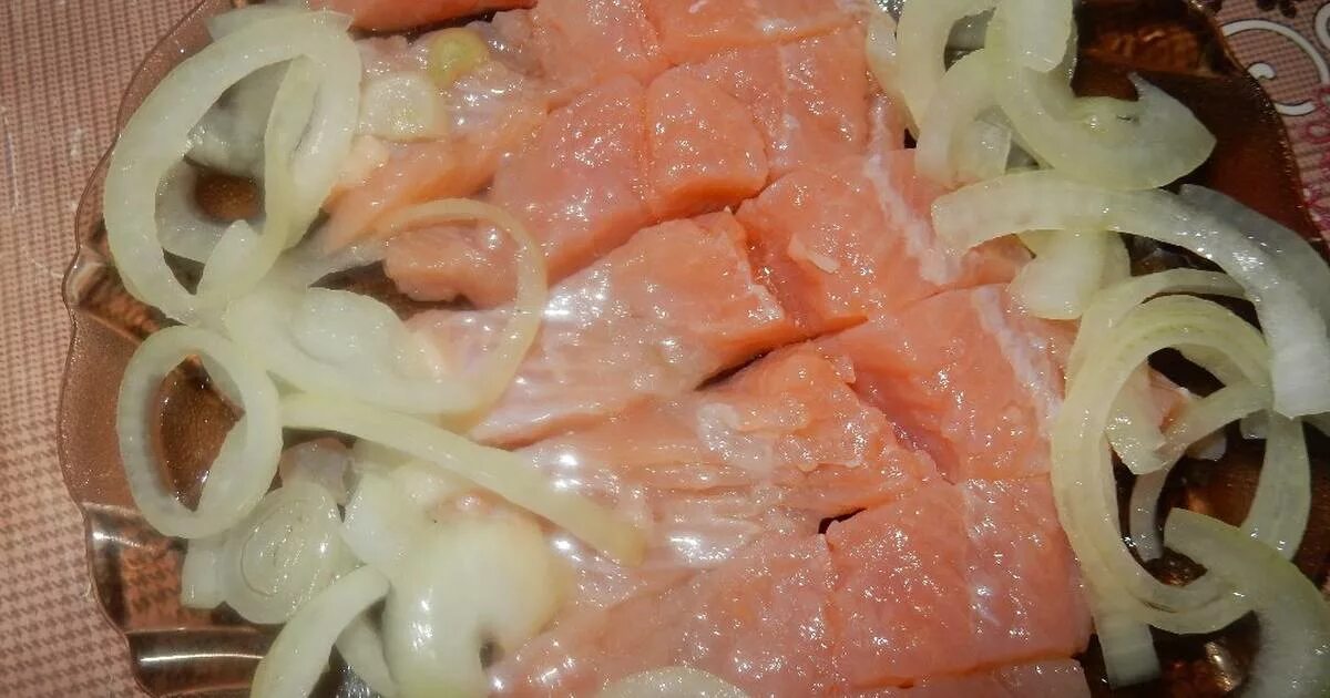 красная рыба соленая с луком. рыба форель малосоленая. красная рыба соленая с луком. соленая красная рыба с луком. горбуша соленая в банке.