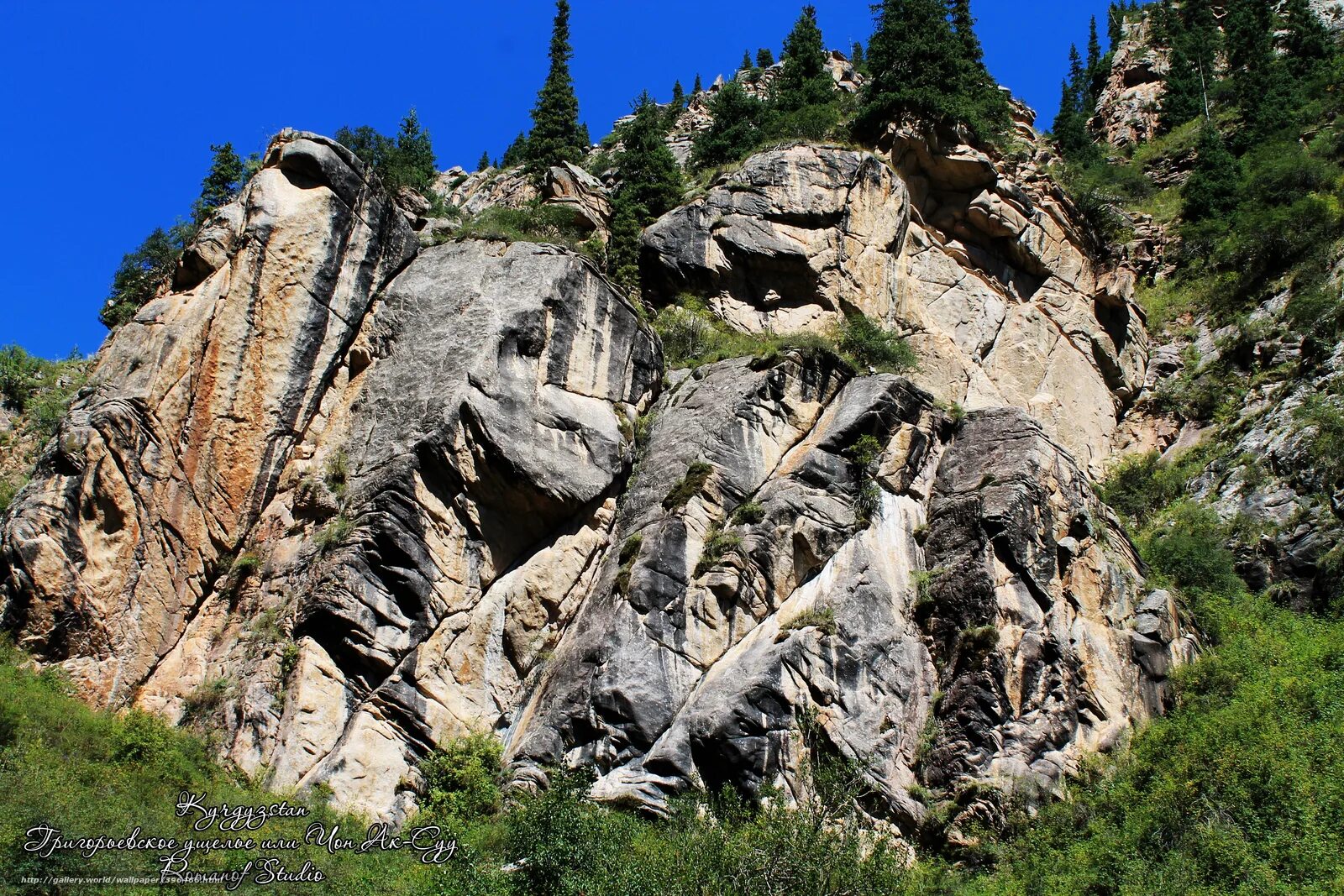 утес троллтунга-норвегия. висячий камень ергаки. плоская скала. скала язык тролля норвегия. красные скалы краснодарский край планческая щель.