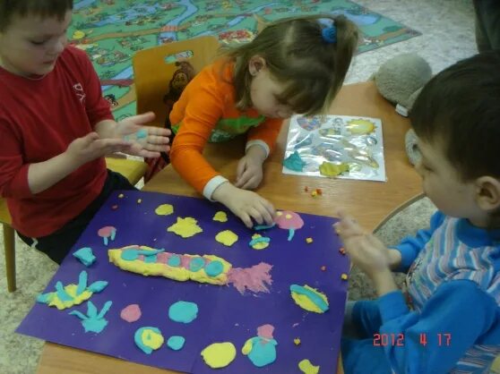 Лепка космос в ясельной группе. Коллективная работа космос старшая группа. Лепка космос в ясельной группе. Лепка космос средняя группа. Лепка космическая ракета в средней группе.
