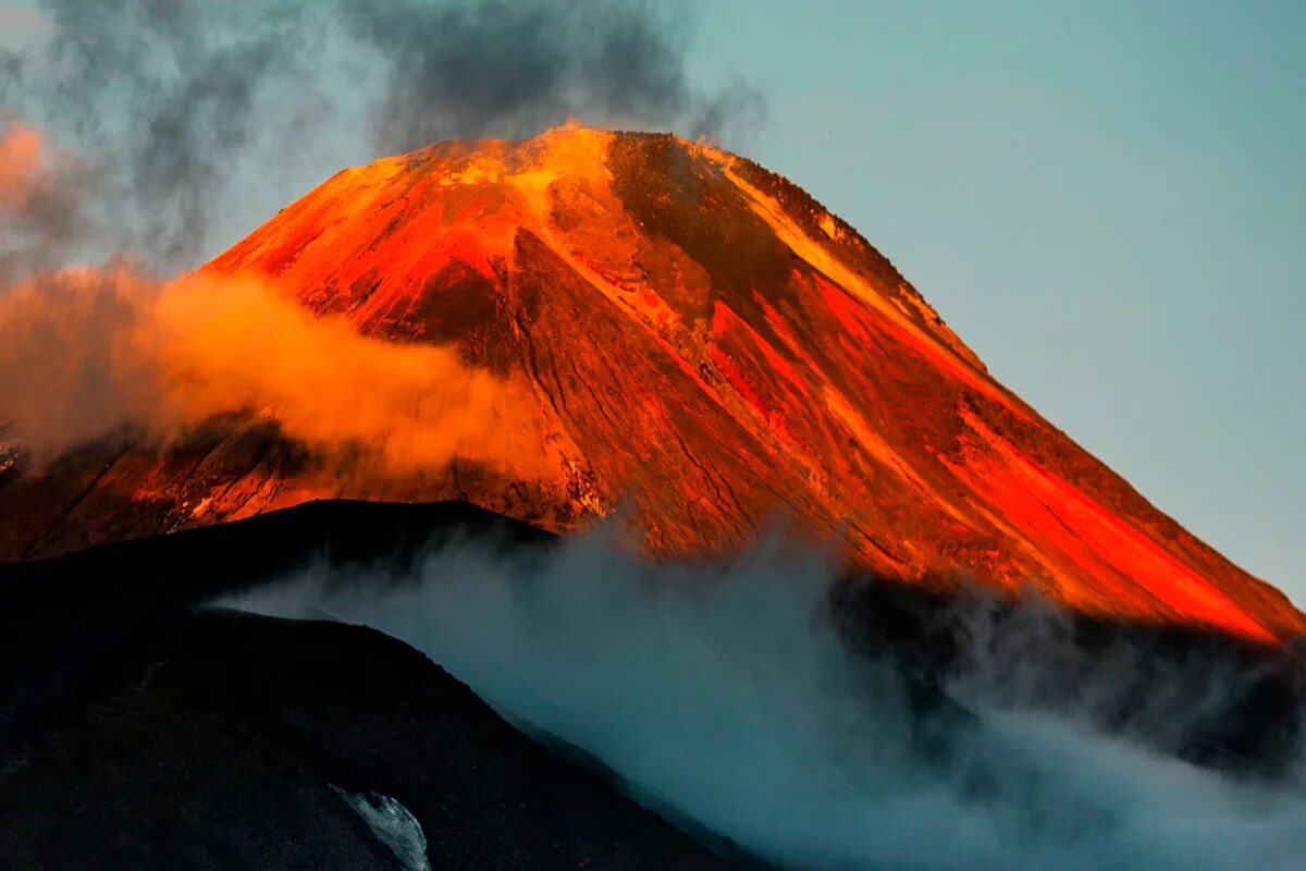 Петропавловск камчатский вулкан авача. Петропавловск-камчатский ключевская сопка. Владивосток вулканы. Владивосток вулканы. Авачинская сопка камчатка.