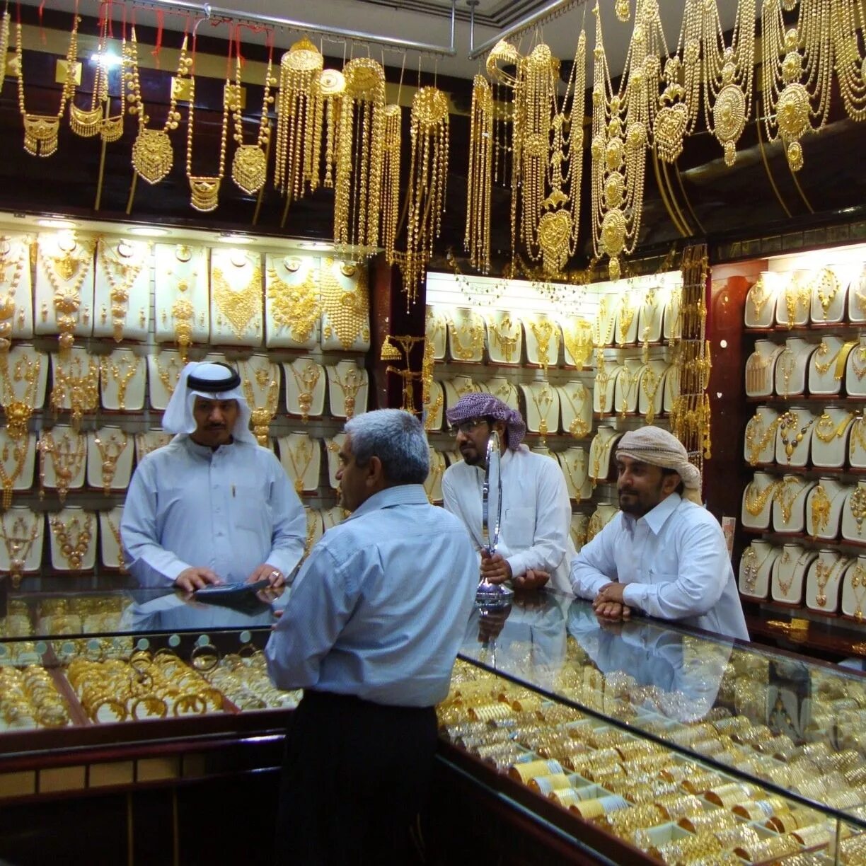 Gold Souq Дубай. Золотой рынок Gold Souk. Golden Souk в Дубае. ОАЭ золотой рынок Дейра.