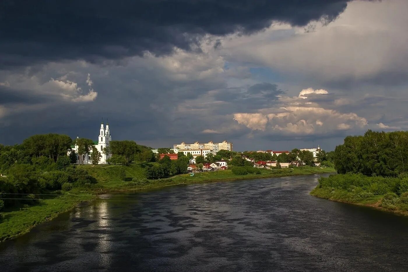 Река западная двина. Западная Двина Полоцк. Река Западная Двина в Полоцке Беларусь. Река Западная Двина в г. Полоцк. Западная Двина река.