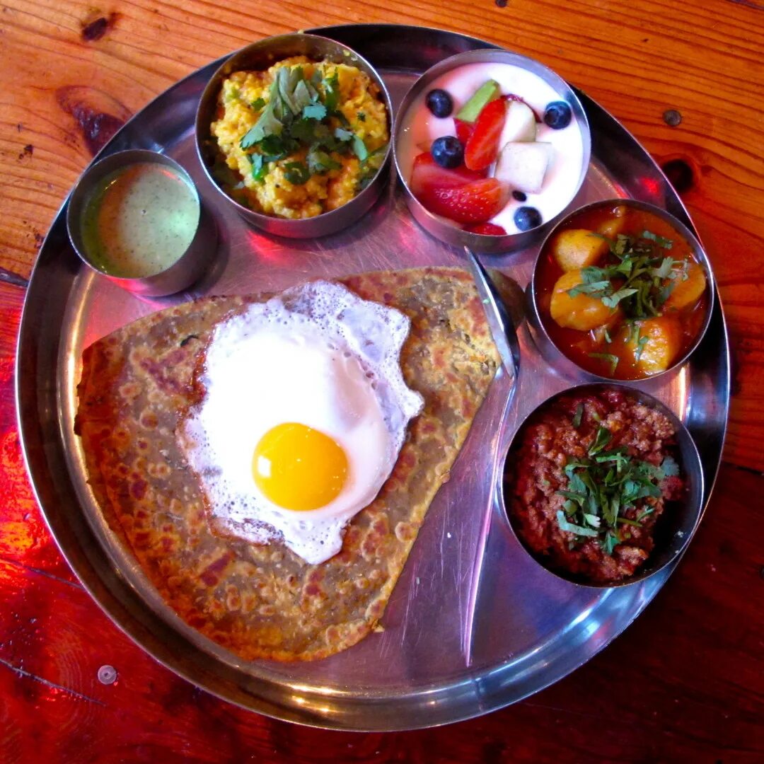 Завтрак. Индийский завтрак. Индийский завтрак традиционный.