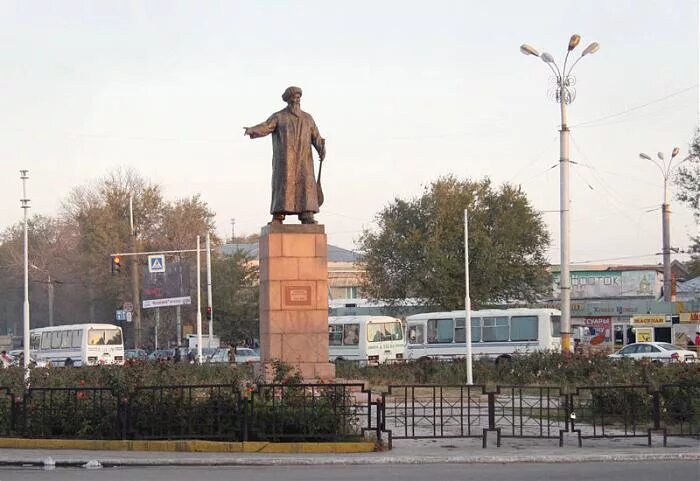 Джамбул Джабаев памятник в Таразе. Памятник Джамбулу Джабаеву. Площадь Джамбула Тараз. Джамбул Джабаев город Тараз.
