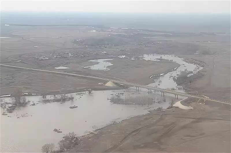 Сброс воды в сорочинском водохранилище