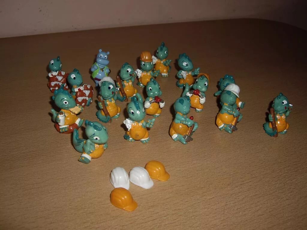 Коллекции яиц киндер. Игрушки из киндеров 2011. Игрушки из киндера сюрприза. Игрушки из кидерсюрпирза. Коллекция игрушек из Киндер сюрприза.