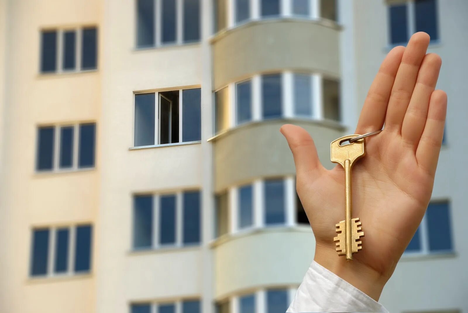 4300000 на покупку жилья. Ключи от новой квартиры. Человек с ключами от квартиры. Новостройка ключи. Ключи от квартиры в руке.