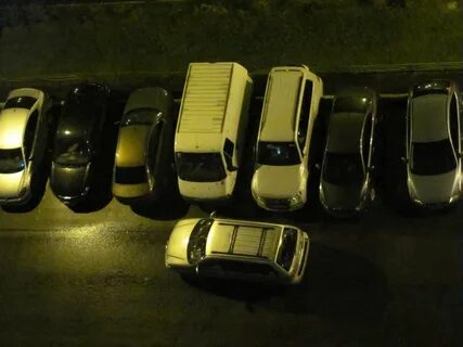 Машины загородили дорогу и нельзя