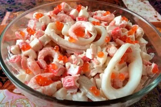 Салат кальмары креветки и красная рыба. Закуски с кальмарами и креветками. Салат с семгой и креветками. Салат кальмары креветки и красная рыба. Салатные креветки санта барбара.