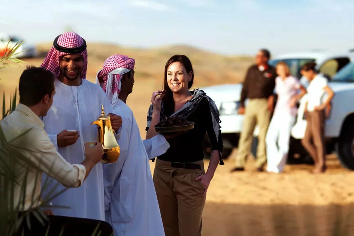 ОАЭ местные жители. Арабы в ОАЭ. Дубай местные жители. ОАЭ туристы.