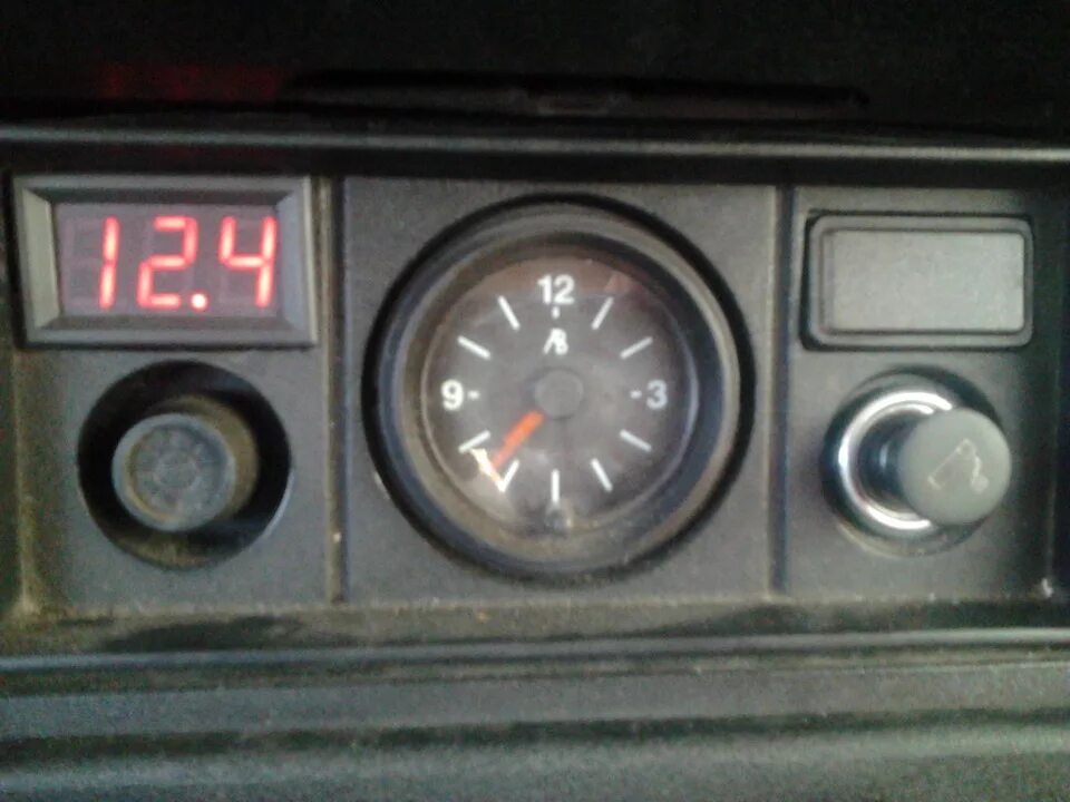 Вольтметр fiat 2105. Вольтметр на ваз 2107 прайд. Показания вольтметра. Неправильно показывает вольтметр. Неправильно показывает вольтметр.