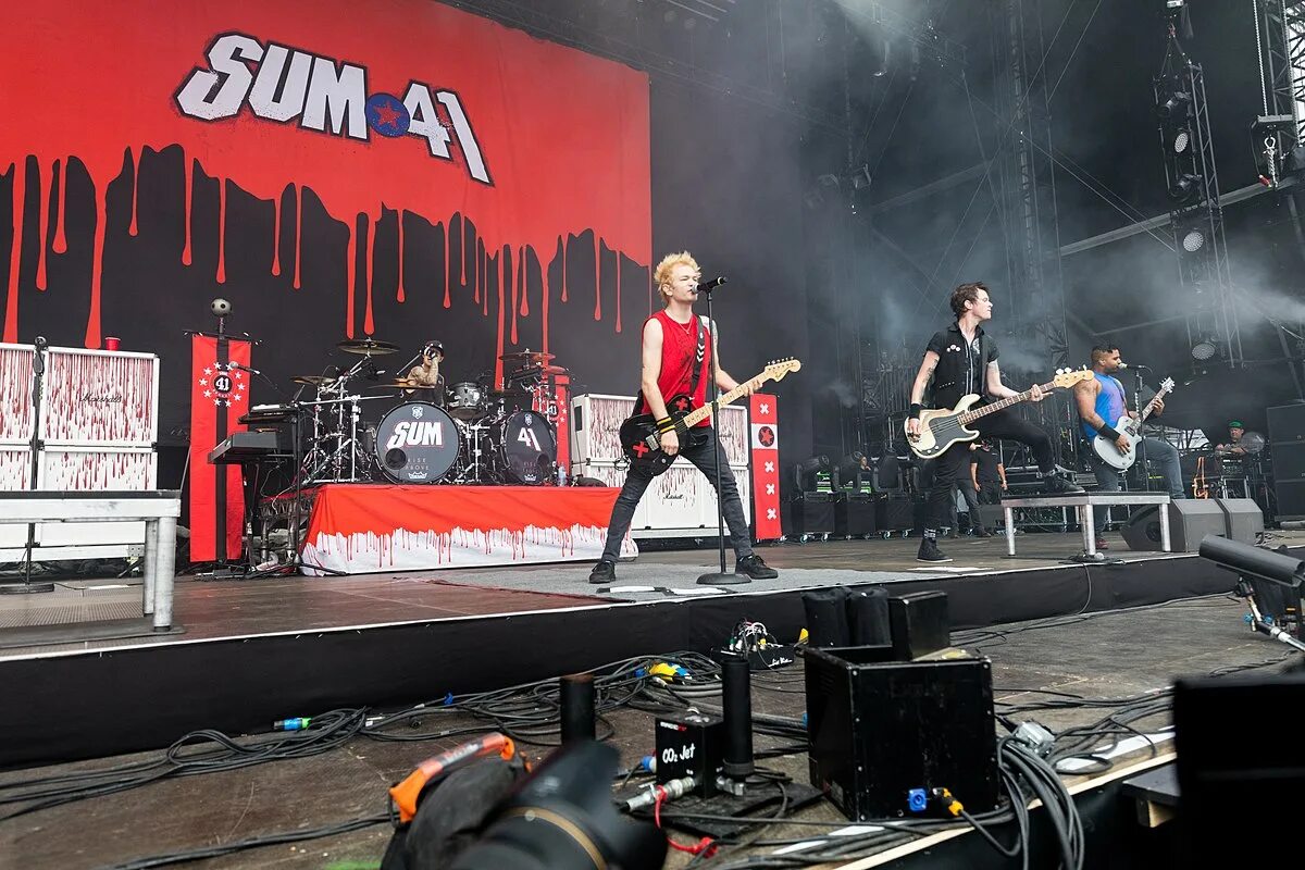 Sum 41. Sum 41 фото группы. Sum 41 2022. Sum 41 2002.