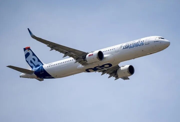 Airbus a321‑100. А321 26f. Аэробус 321 фото. Аэробус а-321. Аэробус 321 фото.