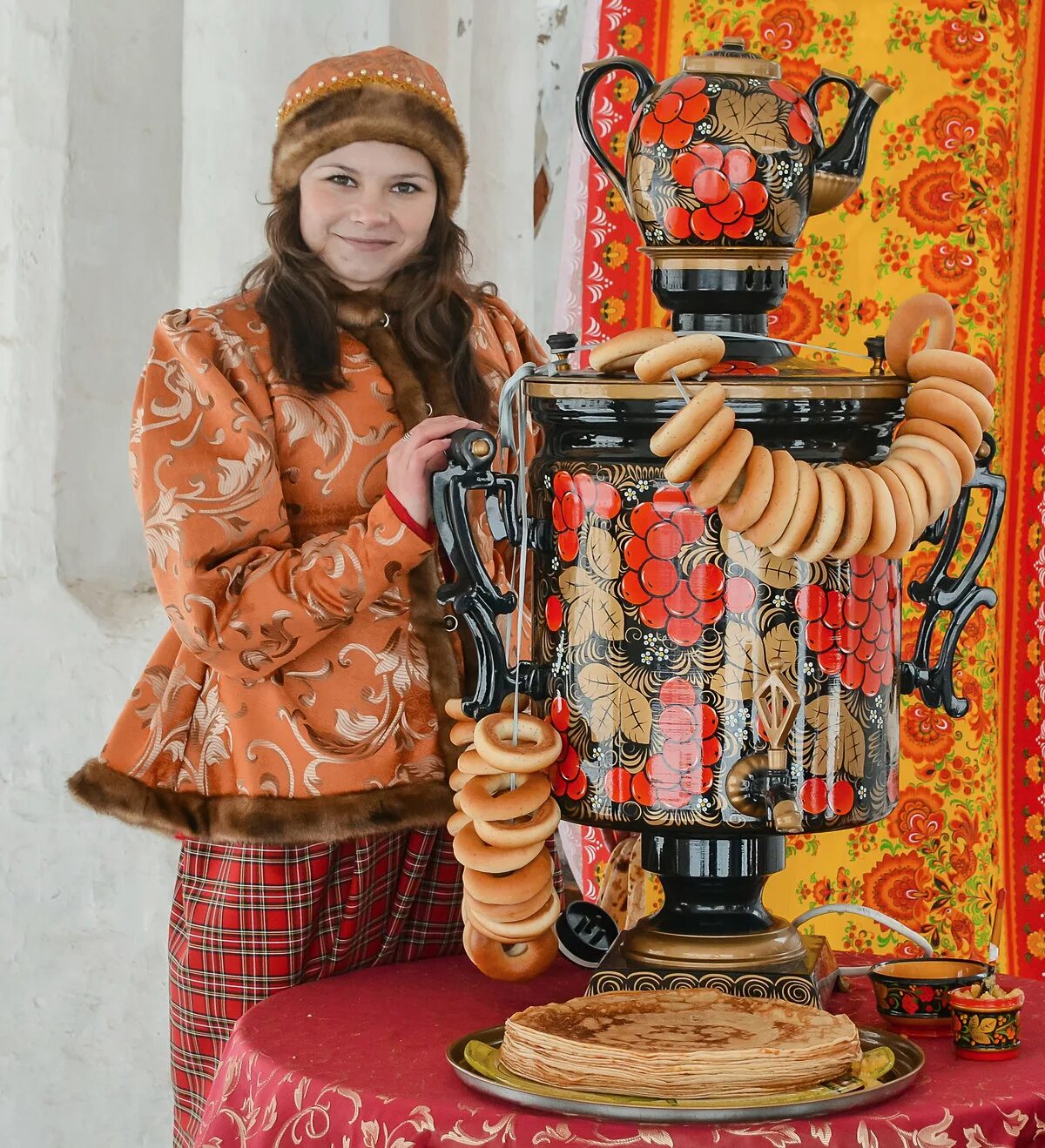 Девушка с самоваром. Масленица самовар. Фотосессия с самоваром. Русская красавица с самоваром.