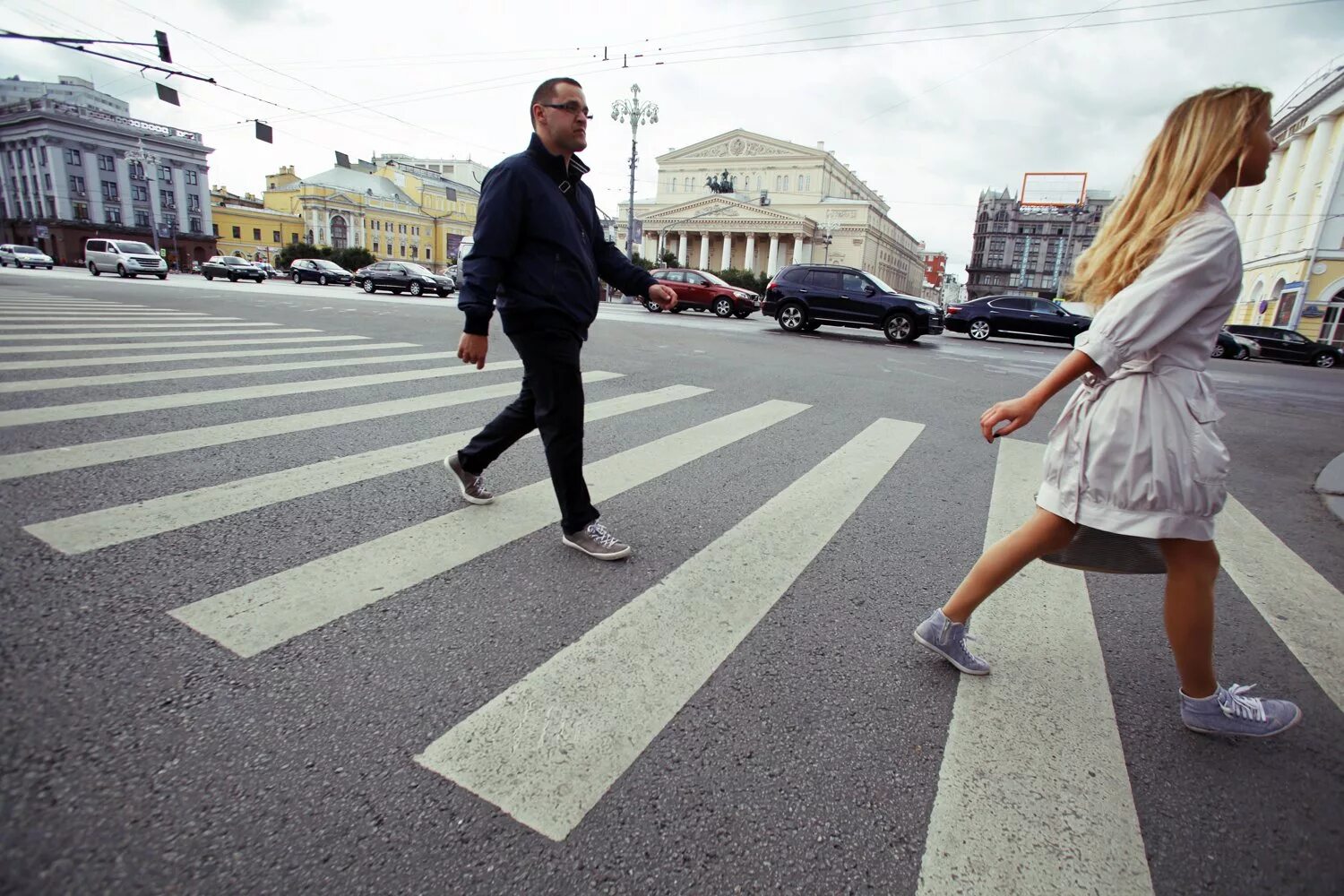 Пешеход. Пешеходный переход. Человек переходящий дорогу. Пешеход на дороге.