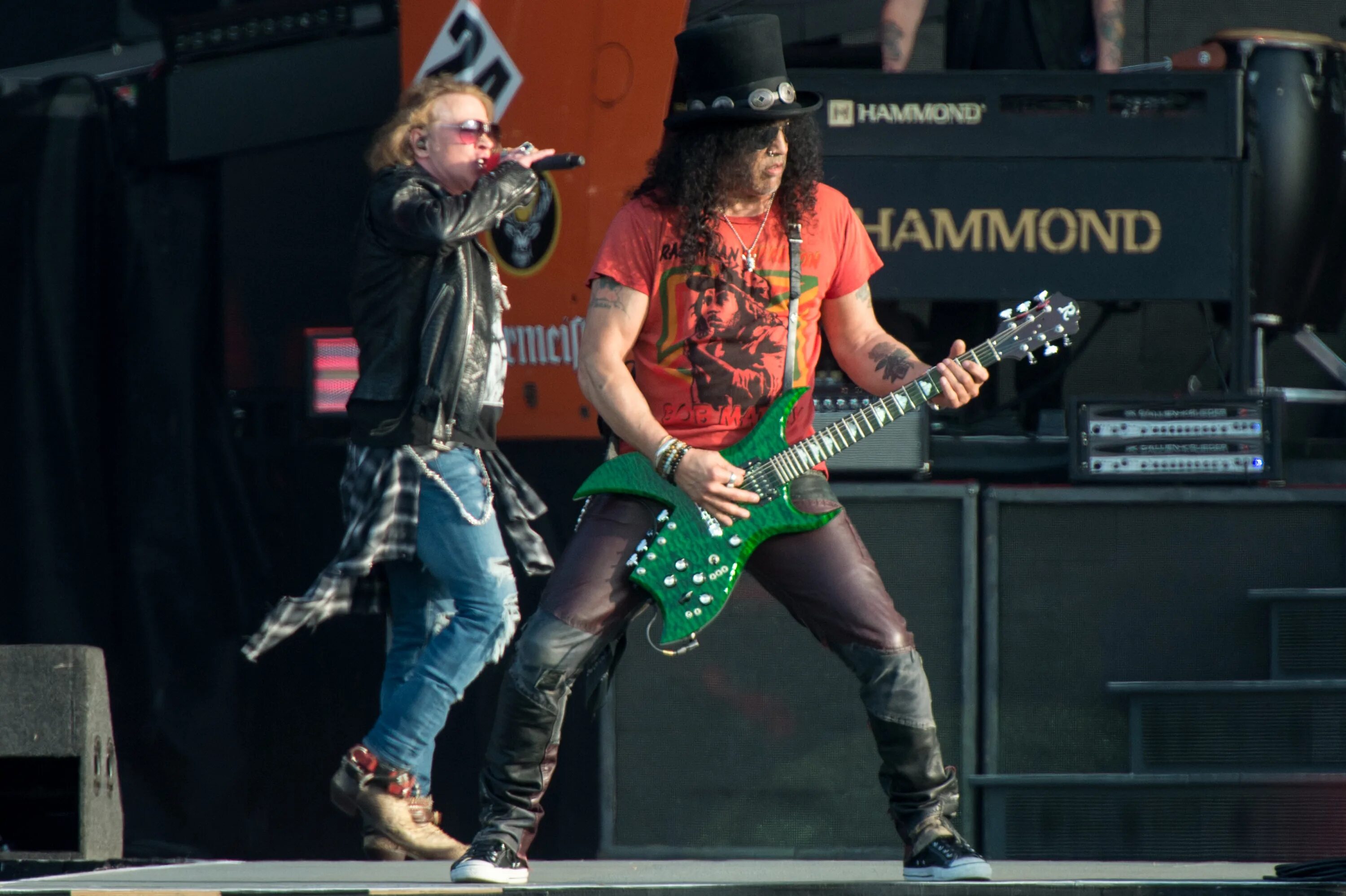 Рокет квин слот. Guns n roses and queen. Rocket queen 1 win. Rocket queen guns n' roses перевод. Рок группа ганс н роуз.