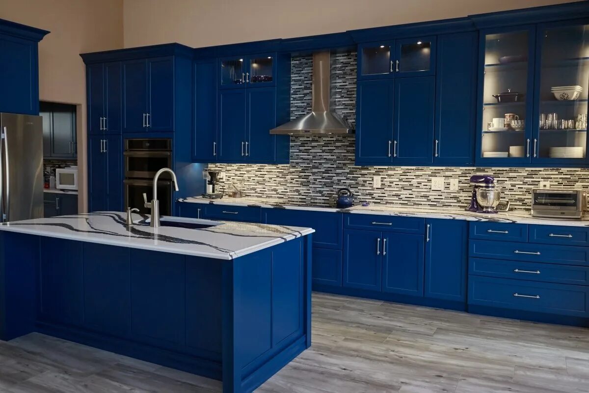 Синяя кухня. Синяя кухня Леруа. Синий кухонный гарнитур. Синяя кухня в интерьере. Кухня в синих тонах.