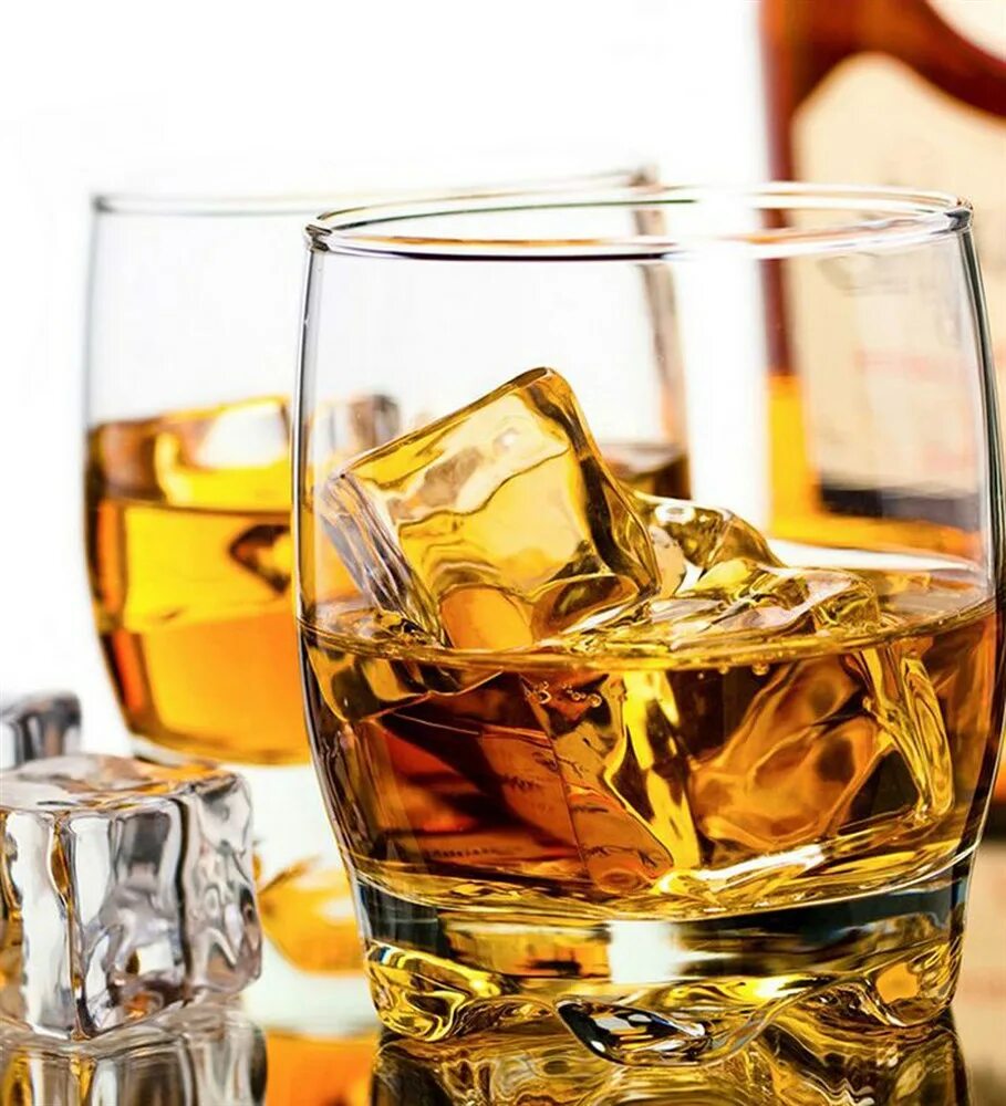 Бокал виски без фона. Счастливый виски со льдом. Виски со льдом на черном фоне 4к. Счастливый виски со льдом. Виски.