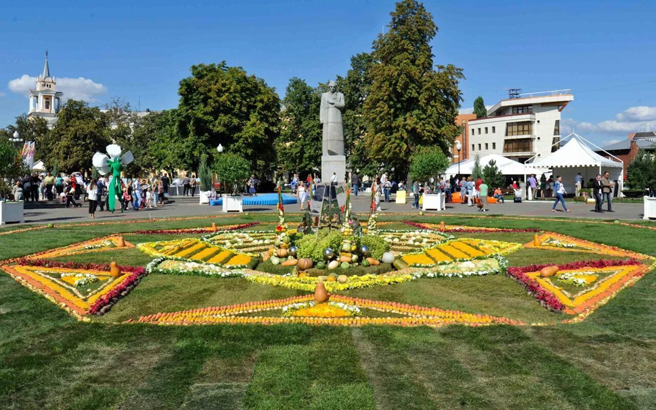 Город сад директор. Город Воронеж Советская площадь. Советская площадь ВРН. Советский сквер Воронеж. Советская площадь Воронеж цветы.