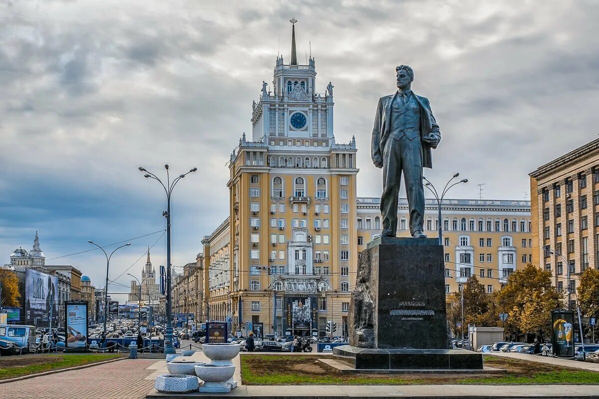 20 памятников москвы. Памятник Маяковскому на площади Маяковского в Москве. Памятник Маяковскому в Москве на Триумфальной площади. Памятник Маяковскому 1958. Памятник Маяковскому Триумфальная площадь.