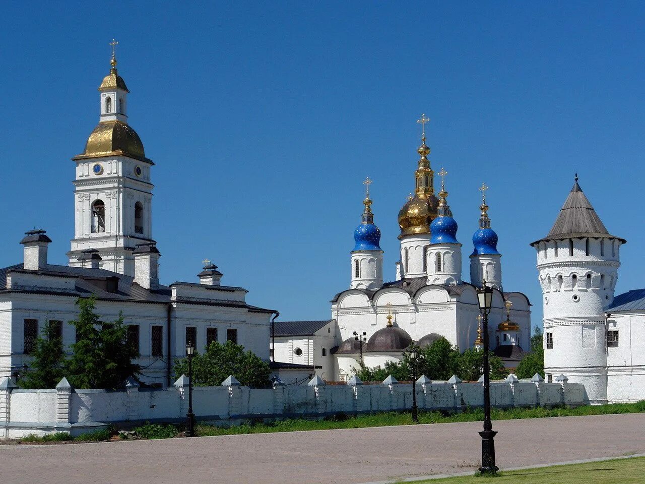 Как называется город тобольск. Город Тобольск Тобольский Кремль. Тобольский Кремль Тюмень. Достопримечательности Тобольска. Тобольский Кремль.. Тобольский Кремль каменный.