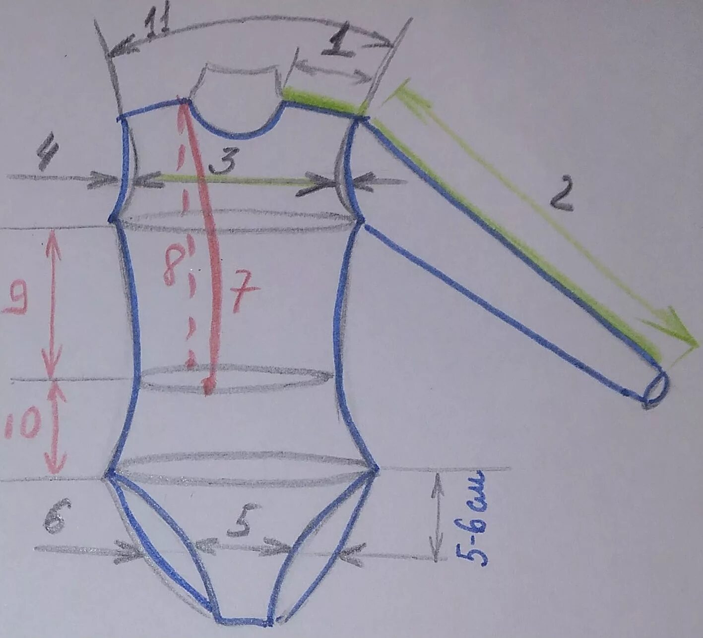 Выкройка гимнастического купальника shkatulka. Выкройка боди для новорожденного 56 размер. Бодики для новорожденных выкройка. Выкройка боди для девочки. Построение выкройки гимнастического купальника с рукавами.