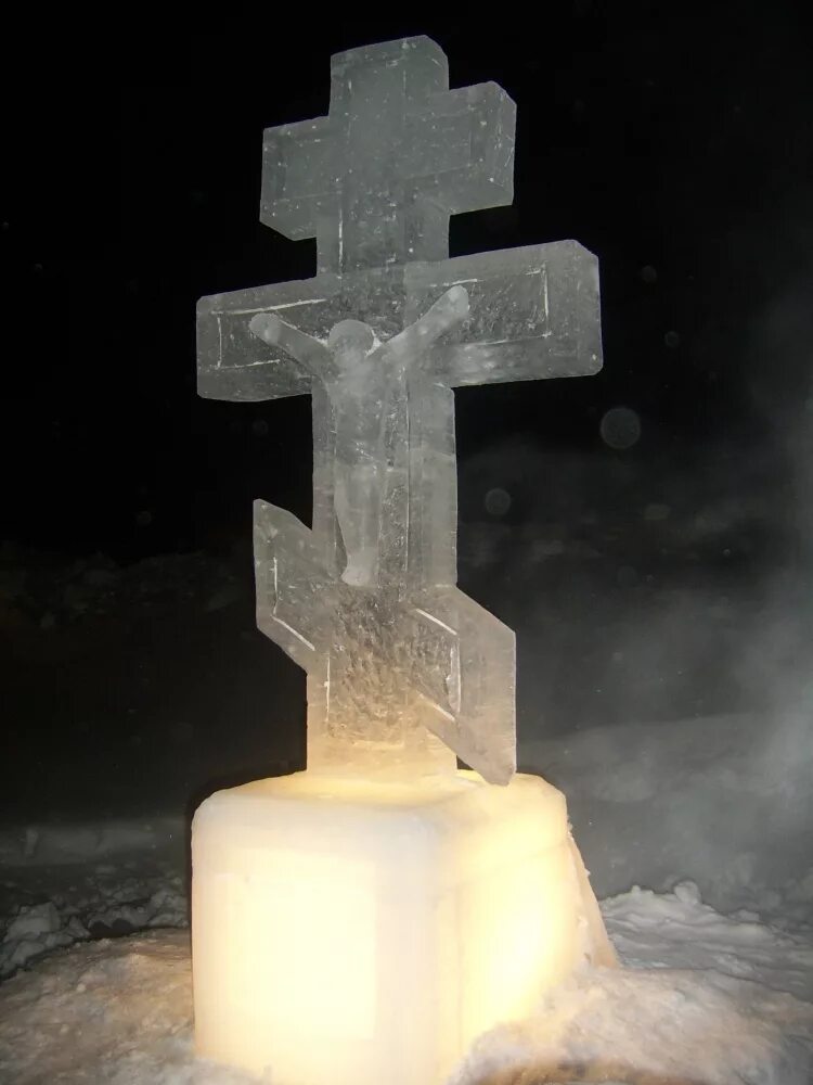 Окунание в святых источниках дивеево. Православное крещение в озере. Крещение лед. Крещенская прорубь. Крещение лед.