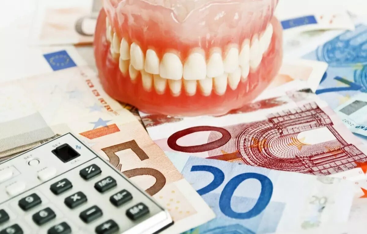 Компенсация за лечение зубов. Стоматология и деньги. Деньги в зубах. Экономика в стоматологии. Стоматолог и деньги.