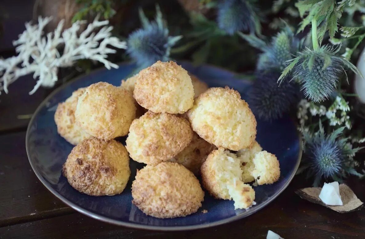 Печенье с кокосовой стружкой. Кокосовое печенье мягкое. Кокосовое печенье мягкое. Печенье кокосанка. Кето печенье из кокосовой муки.
