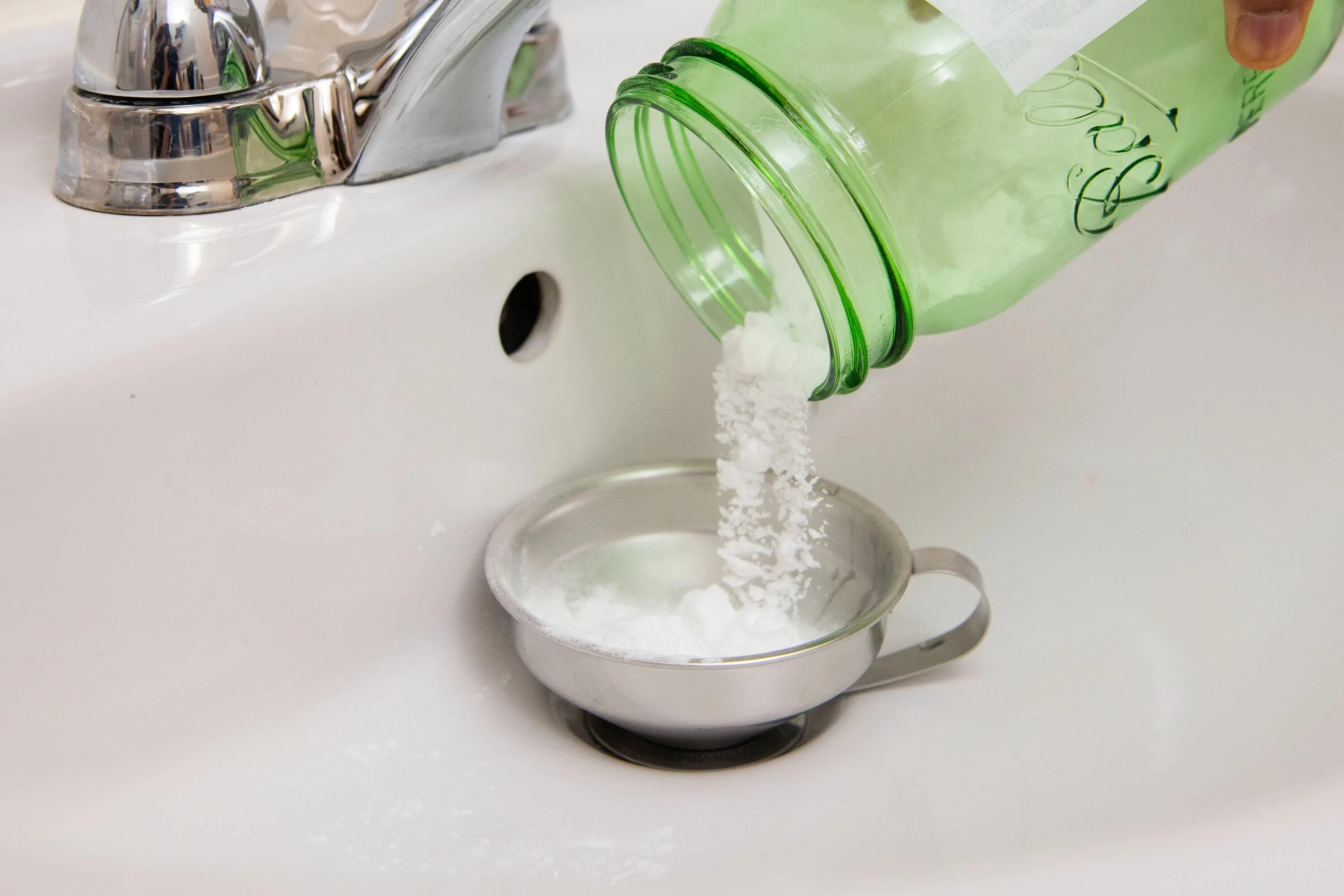 Сода с уксусом в раковину. Сода для раковины. clogged drain. засор в раковине сода и уксус. прочистить раковину содой и уксусом.
