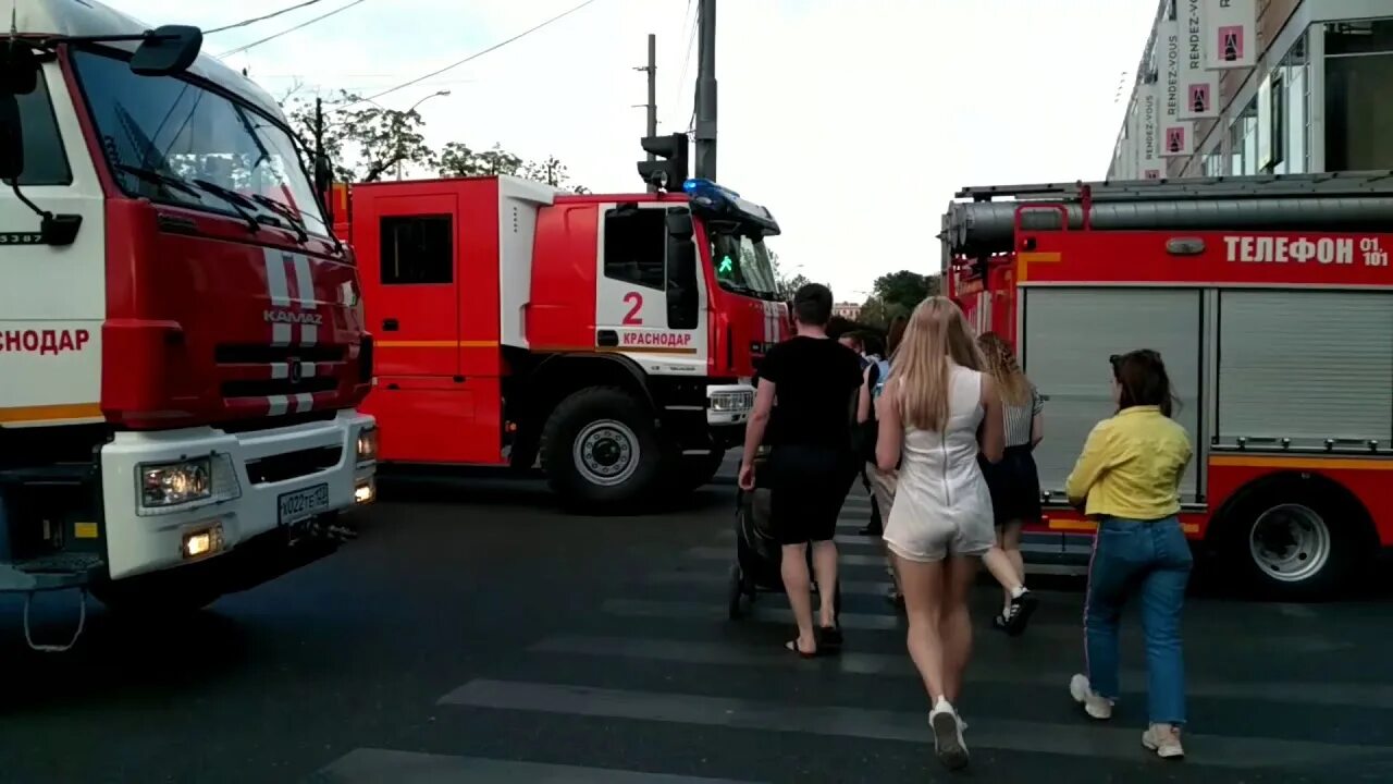 Эвакуация трц галерея. Пожар в галерее. Пожарные Краснодара. Пожар в ТЦ галерея. Горит галерея Краснодар.