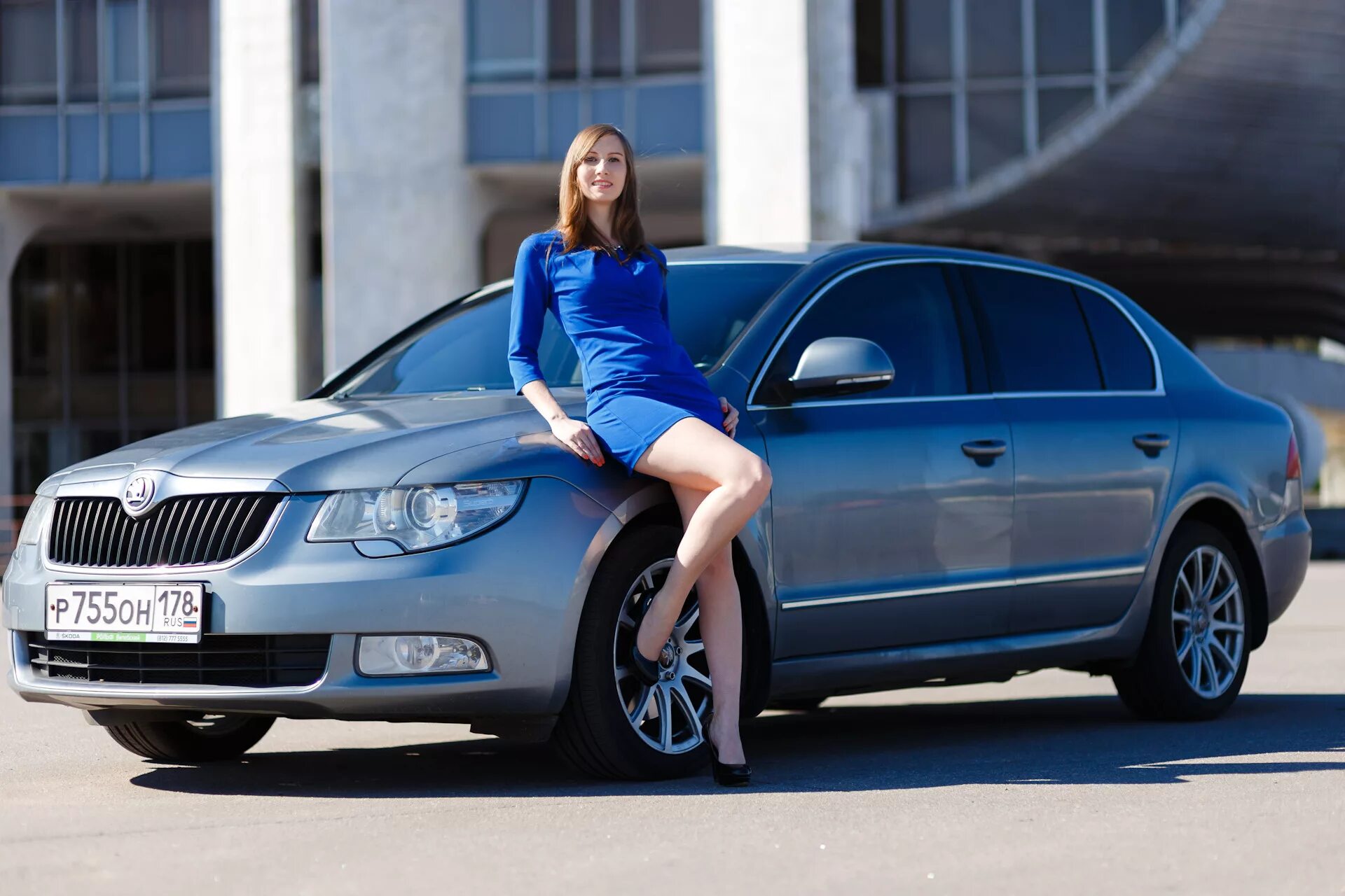 Мини купер женский. Женщина в автомобиле. Женские автомобили. Девочка иномарки. Машины для женщин.