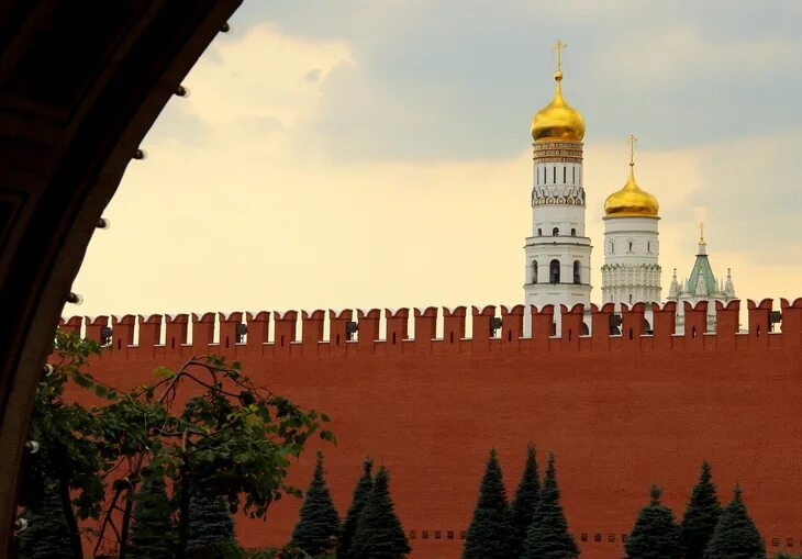 Зубцы Московского Кремля. Бойницы кремлевской стены. Зубчики кремлевской стены. У кремлевской стены.