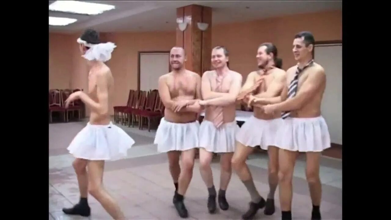 Танец молодоженов смешные. Мужской балет лебединое озеро. Танец маленькая мужчины. Танец маленькая мужчины. Танец маленькая мужчины.