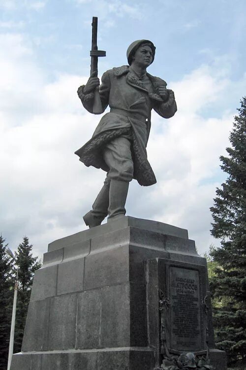 Памятник александру матросову. Памятник александра матросова в городе великие луки. александр матросов памятник. александр матросов памятник в великих луках.