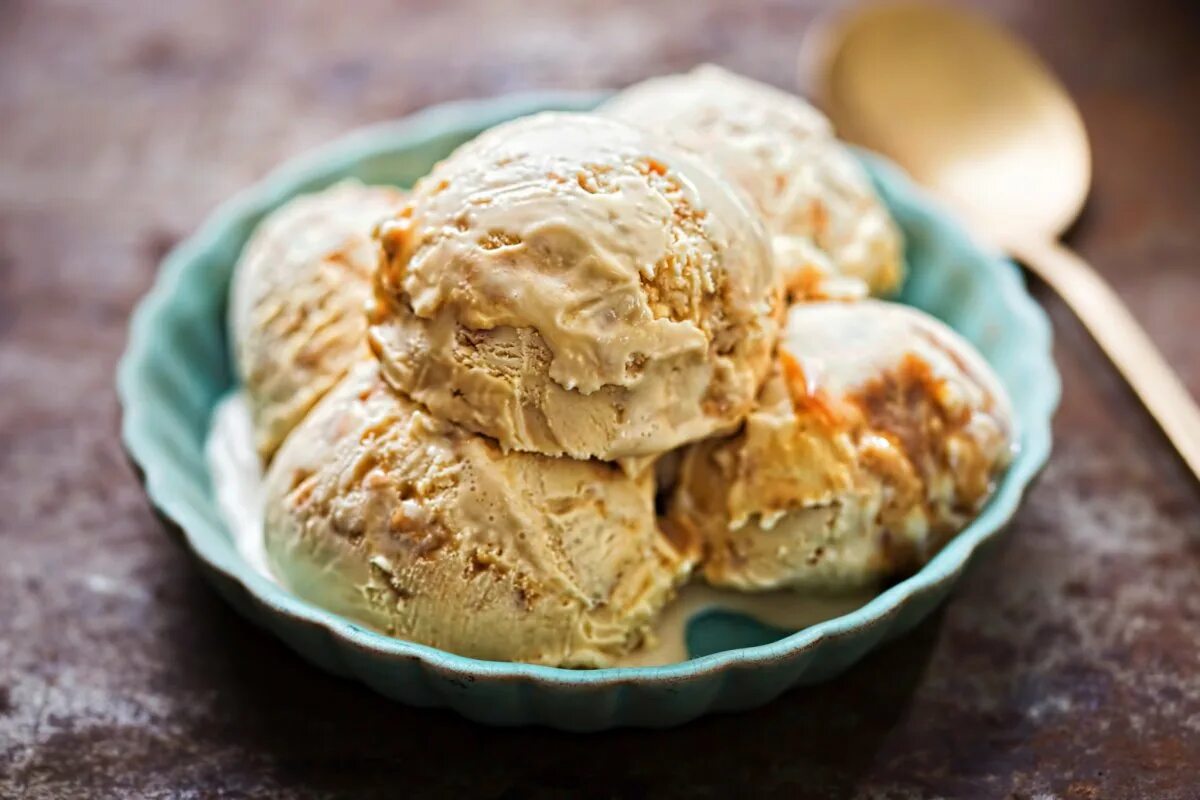 16 мороженых. Мороженое с карамелью. Мороженое с кремом. Пломбир с карамелью. Ванильно карамельное мороженое.