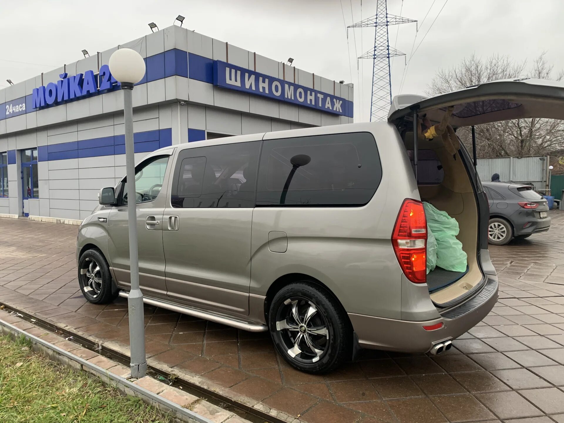 Hyundai starex r17. Starex h1 r16 neo. Grand starex r20. Гранд старекс на дисках. Диски r18 на гранд старекс.