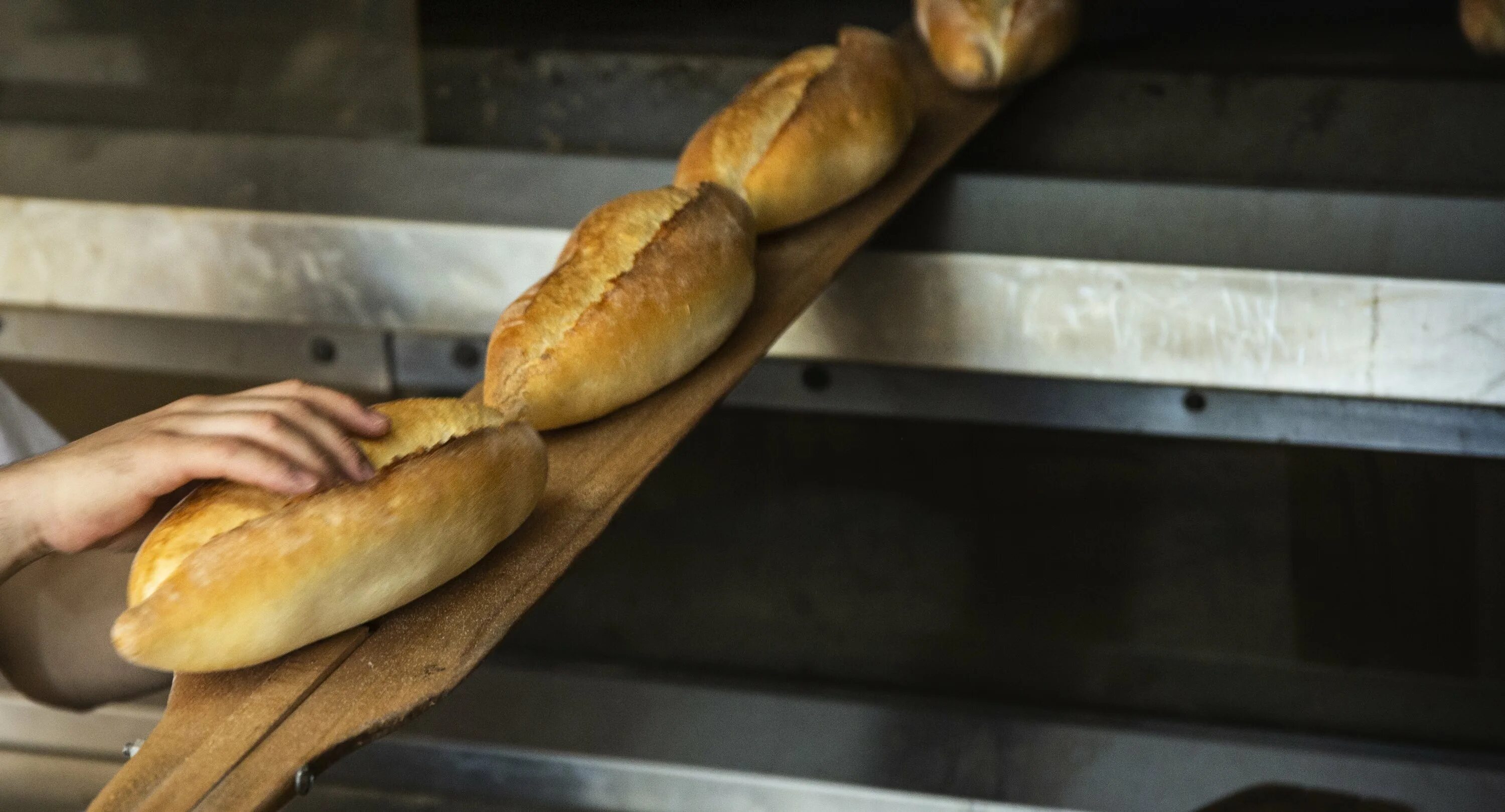 Хлеб после духовки. Турецкий хлеб экмек. Хлеб Перле. Самый большой хлеб в Турции. Хлеб в Турции реклама на улицах.