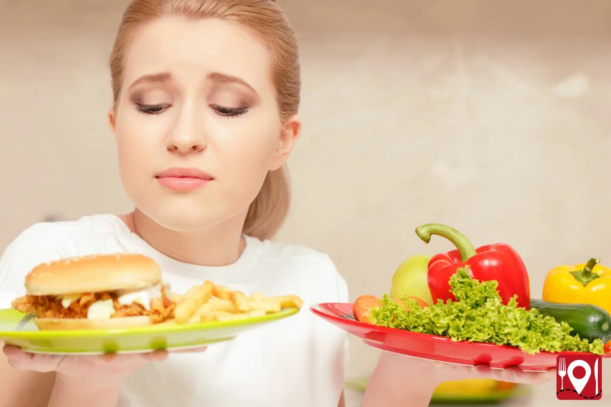 If you not eat food you die. Девушка с едой. Отказ от вредной пищи. Вредная и здоровая пища девушки. Девушка и много еды.
