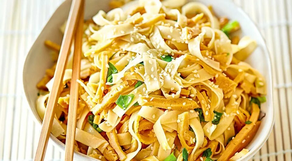 шпинатная лапша. зеленая лапша. зеленая корейская лапша.