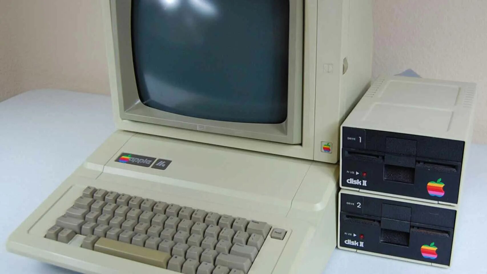 ЭВМ 4 поколения Apple 1. Apple 2. Эппл 2 1977. Персональный компьютер эпл 1977.