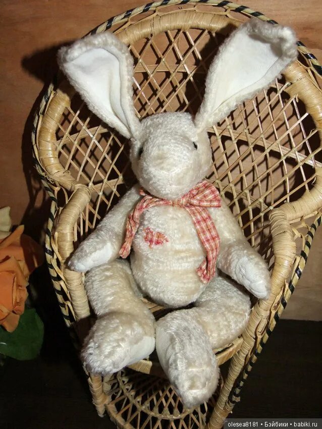 Зайчика сплести. Плетеный заяц. Плетеный зайчик игрушка. Заяц плетеный из газетных заяц. Новогодние плетеные зайцы.