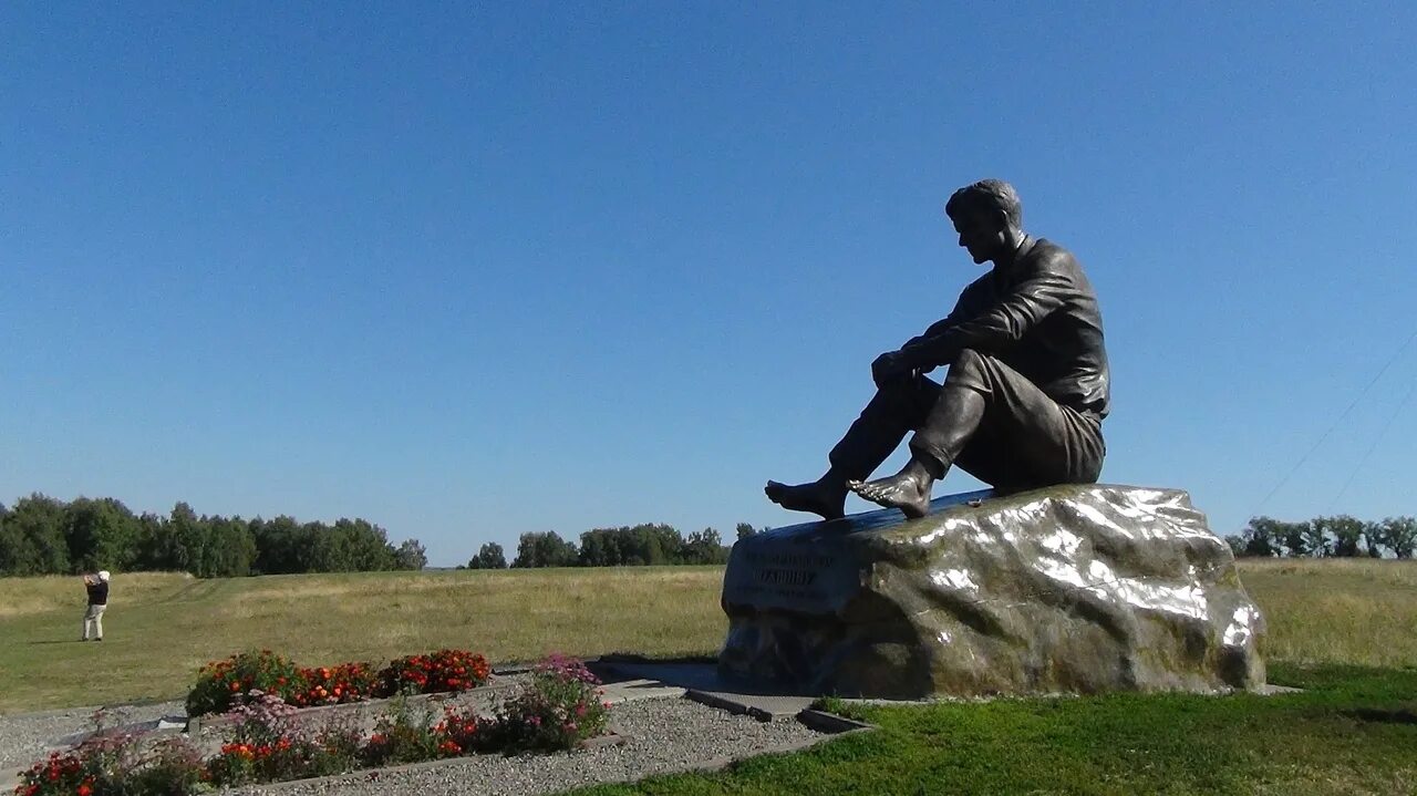 Памятник шукшину в сростках. Погода в сростках алтайский край. Дом василия шукшина. Сростки алтайский край. Ансамбль вечерки, с сростки.