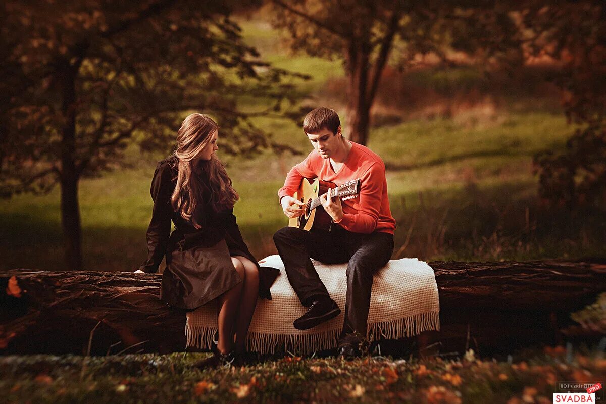 Погуляем сегодня вечером. Лав стори в осеннем лесу. Фотосессия Love story на природе. Влюбленные на природе. Романтическая фотосессия на природе.