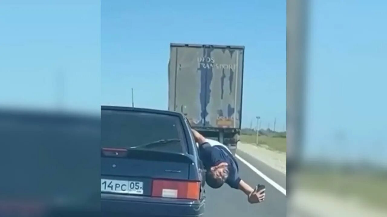 Дагестанец заглядывает в двигатель. Опасные селфи. высунулся из авто. селфи полный дагестанец. высунулся из окна машины.