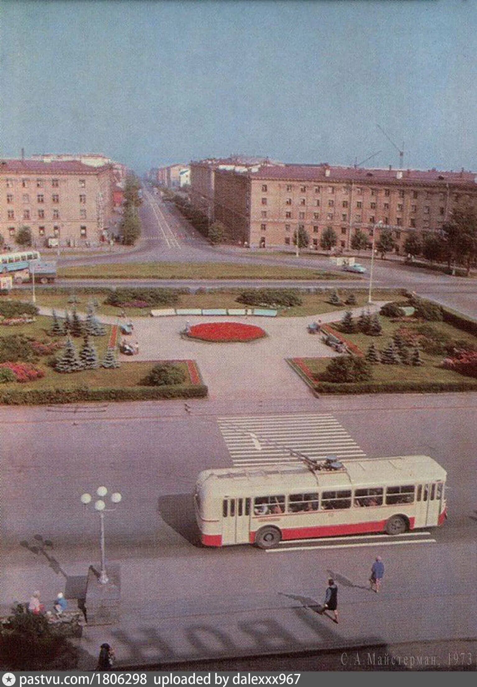 Площадь гагарина петрозаводск. Площадь ленина в ссср петрозаводск. петрозаводск вокзал площадь гагарина. площадь гагарина петрозаводск 1990.