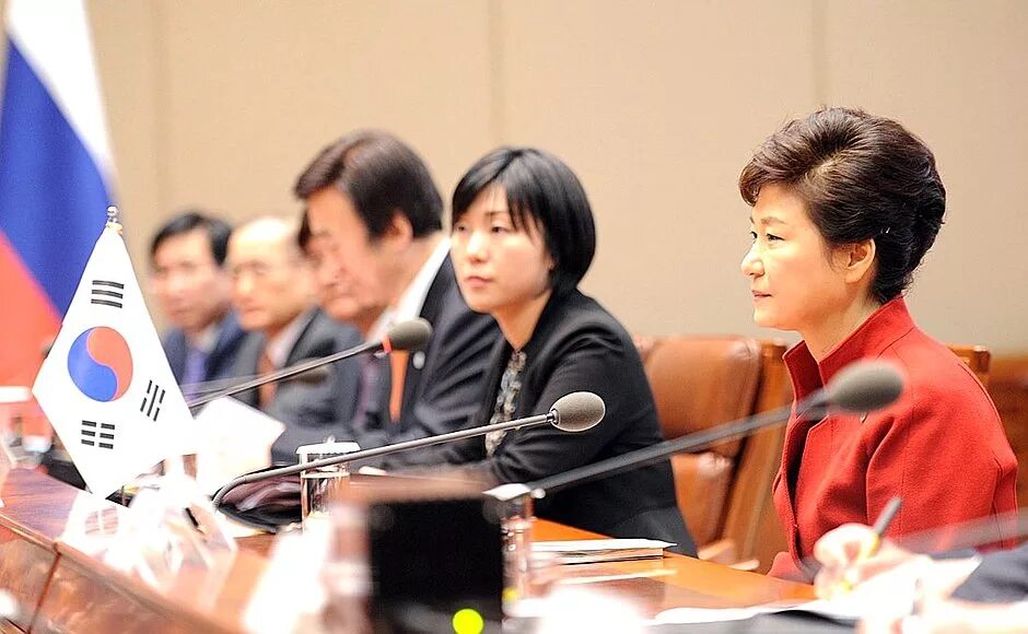 Работники в корее. Организация южной кореи. Пак кын хе на саммите g20. Организация южной кореи. Корейские чеболь самсунг.