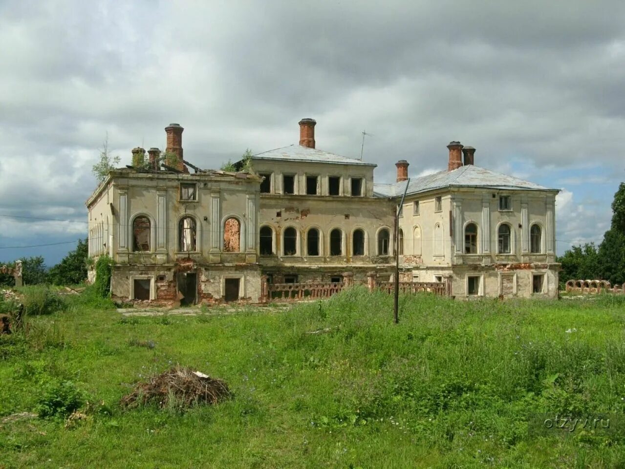 Разрушенный дворец усадьбы Гребнево. Усадьба Рукавишниковых Богородский район. Усадьба дворян Бестужевых. Усадьба Хвалевское Вологодская область. Усадьба разрушенные усадьбы